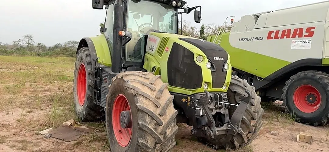Tracteur CLAAS AXION 870 CMATIC du parc LPE, vue de trois quarts avant
