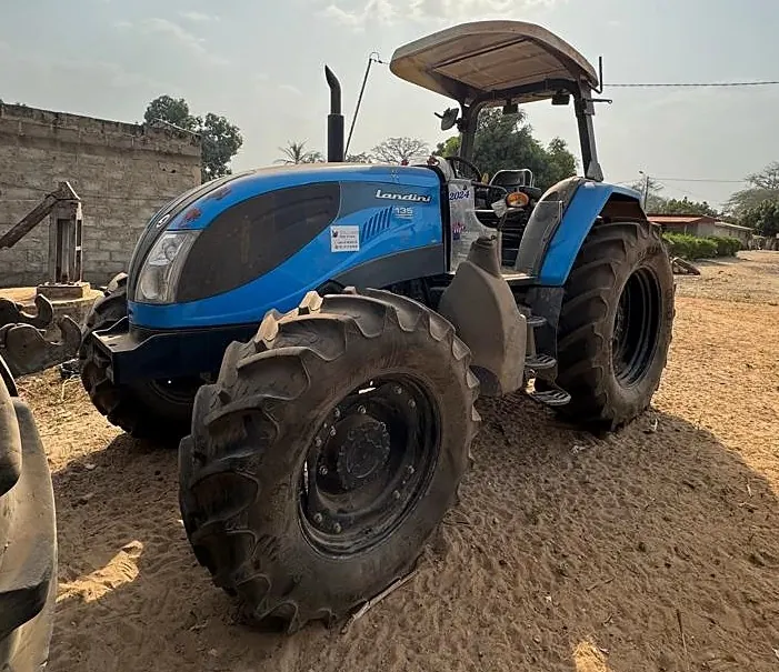 Tracteur Landini 135 du parc LPE, vue de trois quarts avant