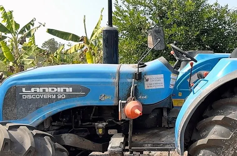 Tracteur à arceau Landini Discovery 90 4x4 du parc LPE, vue de côté rapprochée