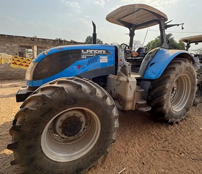 Tracteur Landini Landpower II 165 du parc LPE, vue de trois quarts avant
