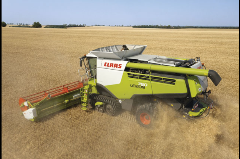 Moisson mécanisée — moissonneuse-batteuse en campagne